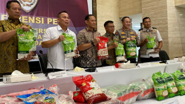 Dirtipideksus Bareskrim Polri, Brijen Pol Helfi Assegaf (tengah)
