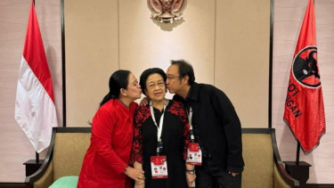 Ketua DPP PDIP Puan Maharani dan Prananda Prabowo mencium Ketum PDIP Megawati