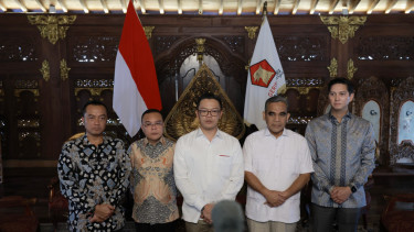 Sekjen Partai Gerindra, Sugiono (tengah)