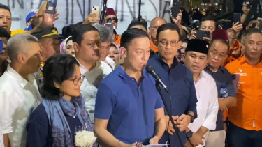 Eks Mendag Tom Lembong (Tengah)