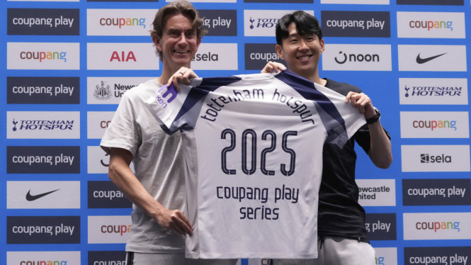 Pemain Tottenham Hotspur Son Heung-min bersama manajer Thomas Frank