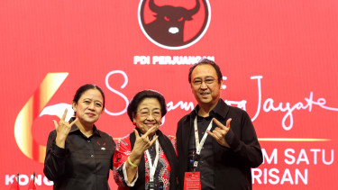 Ketua Umum PDIP, Megawati Soekarnoputri (tengah) bersama Puan dan Prananda