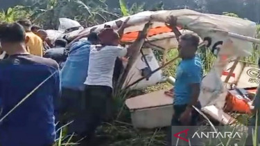 Masyarakat mengevakuasi pesawat latih sipil Quicksilver GT500 di Ciampea