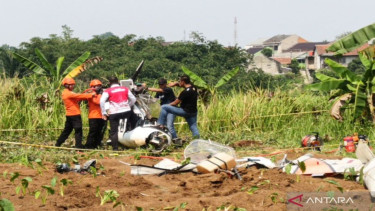 Petugas mengevakuasi pesawat latih di kawasan TPU Astana, Ciampea