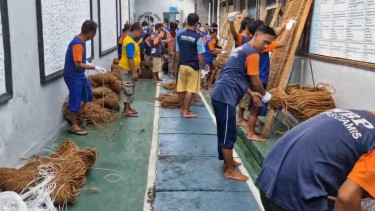 Napi di Lapas Ciamis merajut benang sabut menjadi jaring