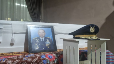 Almarhum Marsekal Pertama TNI Fajar Adriyanto disemayamkan di rumah duka