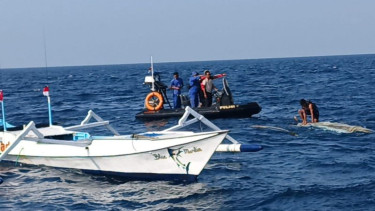 Perahu nelayan yang terbalik di perairan Selat Alas Kabupaten Lombok Timur, NTB