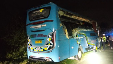 Polisi olah TKP kecelakaan antara bus pariwisata dan truk di Tulungagung, Jatim 