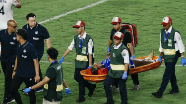 Pemain Persib Bandung Roman Tanque mengalami cedera