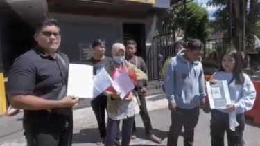 Korban MUA Abal-abal lapor ke Polrestabes Surabaya.