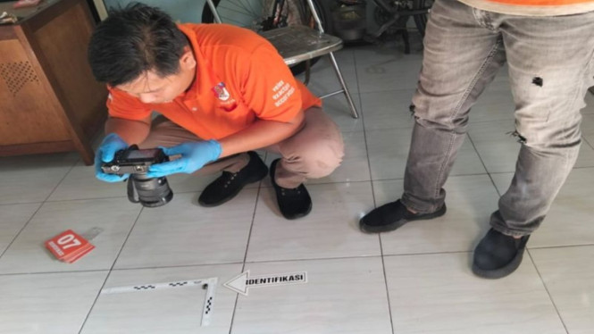 Tim Inafis Polrestabes Makassar melaksanakan olah TKP peluru nyasar