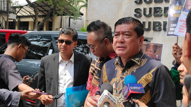 Ketua Umum Solidaritas Merah Putih (Solmet), Silfester Matutina (kanan)