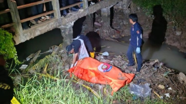 Petugas evakuasi jasad korban miras oplosan di Serang, Banten