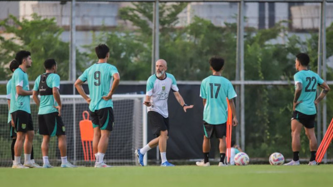 Pelatih Persebaya Surabaya, Eduardo Perez memimpin latihan