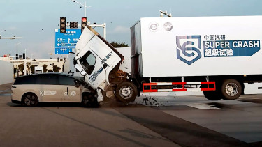 Uji tabrak mobil listrik Li Auto i8 vs truk Dongfeng