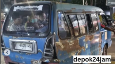 Angkot Rongsok Masih Angkut Penumpang di Depok