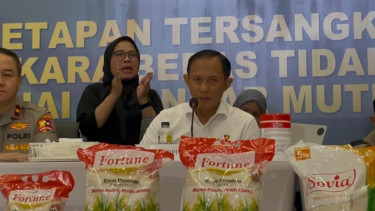 Dirtipideksus Bareskrim Polri, Brigjen Pol Helfi Assegaf (tengah)