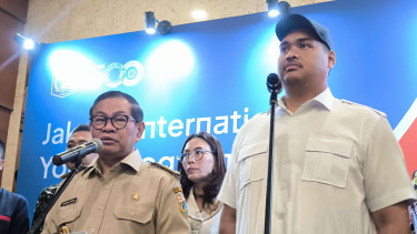 Gubernur Jakarta Pramono Anung (kiri) dan Menpora Dito Ariotedjo (kanan)