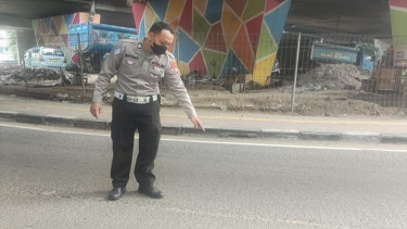 Titik wanita pengendara motor berinisial LCA (24) jatuh dari flyover Grogol