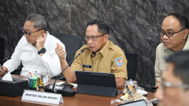 Menteri Dalam Negeri (Mendagri), Muhammad Tito Karnavian (tengah)