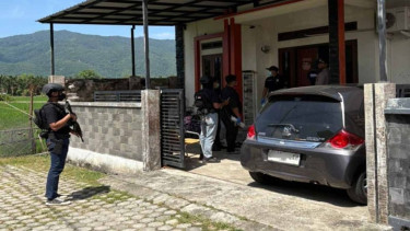 Densus 88 menggeledah sebuah rumah terkait dugaan terorisme di Banda Aceh