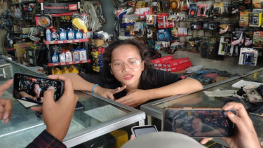 Pegawai bengkel Della menjelaskan perihal motor yang rusak akibat mengisi BBM