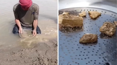 Warga menggali menambang emas di tepian Sungai Efrat Raqqa Suriah
