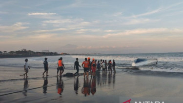 Basarnas dan tim relawan berada dekat bangkai kapal cepat Dolphin II
