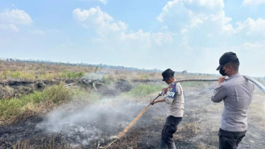 Ipda Donald Junus Halomoan (49) saat memadamkan karhutla di Rohil