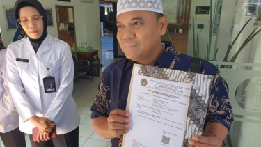 Sugi Nur Raharja atau Gus Nur