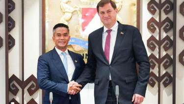 Ketum Kadin Anindya Bakrie (kiri) bertemu dengan Menlu Belarus Maxim Ryzhenkov.