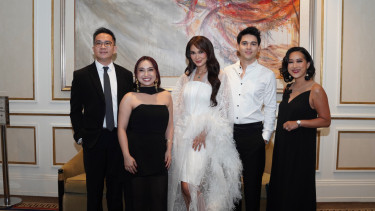 Luna Maya dan Maxime Bouttier (tengah).
