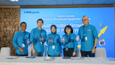 Direktur Utama BCA Syariah, Yuli Melati Suryaningrum (tengah).