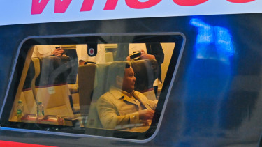 Presiden RI Prabowo Subianto naik kereta cepat whoosh menuju Bandung
