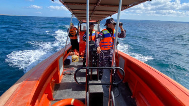 Tim SAR mencari korban perahu yang dihantam gelombang di Rote Ndao NTT