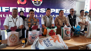 Polda Jabar merilis kasus beras oplosan 