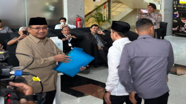 Mantan Menteri Agama Yaqut Cholil Qoumas (kiri) saat tiba di KPK