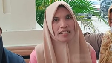 Ibu Nia Kurnia Sari, gadis penjual gorengan, Ely