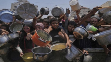 Warga gaza mengantre makanan karena kelaparan