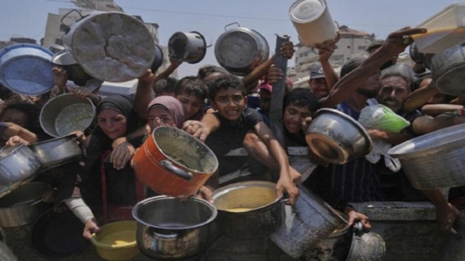 Warga gaza mengantre makanan karena kelaparan
