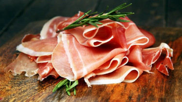 Ilustrasi Prosciutto, ham kering diiris tipis dari daging babi disajikan mentah