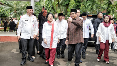 Presiden RI ke-5 Megawati Soekarnoputri dan Gubernur Jakarta Pramono Anung mengunjungi Taman Langsat, Jakarta Selatan.
