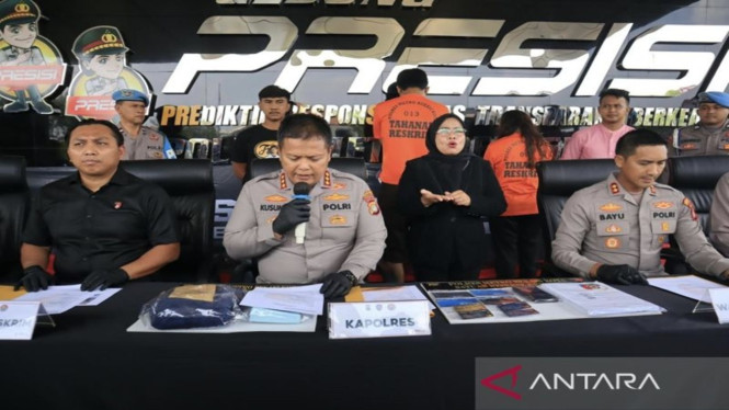 Kapolres Metro Bekasi Kota Kombes Pol Kusumo Wahyu Bintoro (kedua dari kiri)