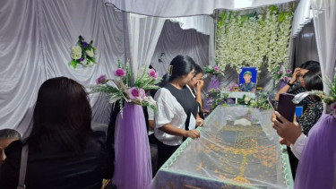 Jenazah Prada Lucky di rumah duka asrama TNI AD