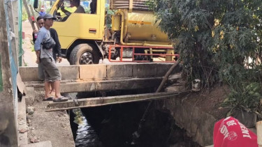 Truk membuang limbah tinja di saluran air Jalan DI Panjaitan Jaktim