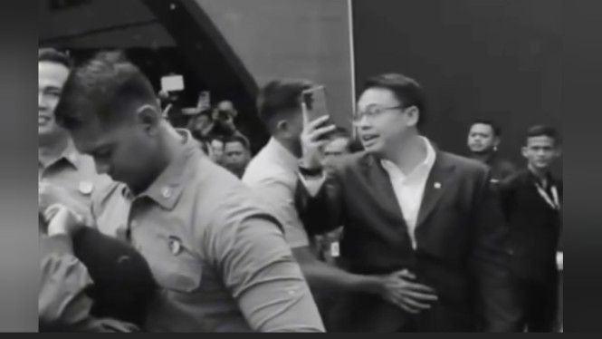 Wamekomdigi Angga Raka Prabowo dicegat Paspampres
