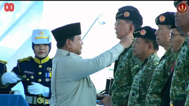 Prabowo berikan anugerah di Lapangan Suparlan Pusdiklatpassus, Batujajar, Bandung, Jabar