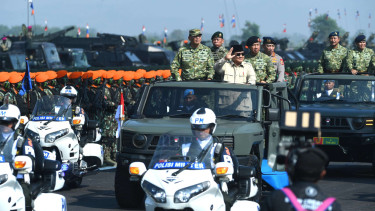 Presiden RI Prabowo Subianto saat mengecek pasukan prajurit TNI 