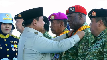Presiden Prabowo Tanda Kehormatan Bintang Sakti ke Letda (Purn) Darius Bayani