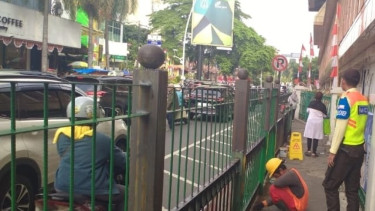 Peninggian pagar pedestrian Stasiun Cikini